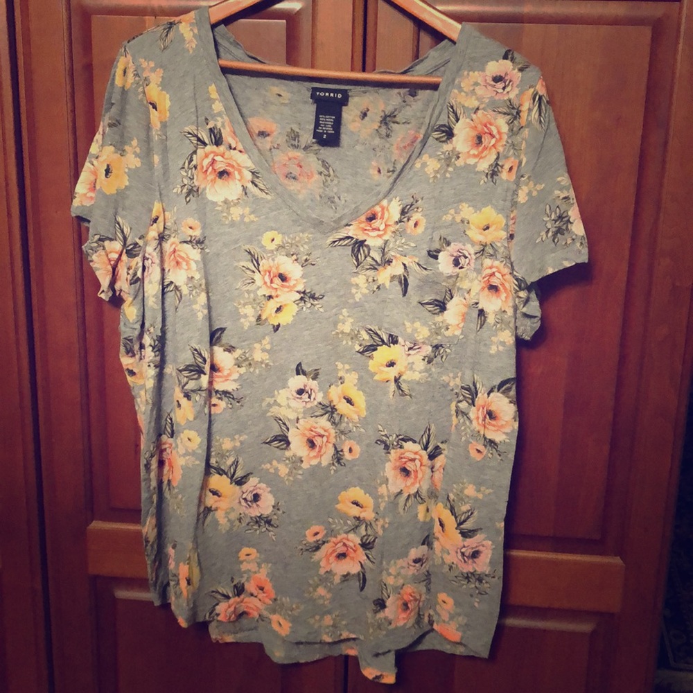 TORRID (size 2) V-Neck Floral T-Shirt